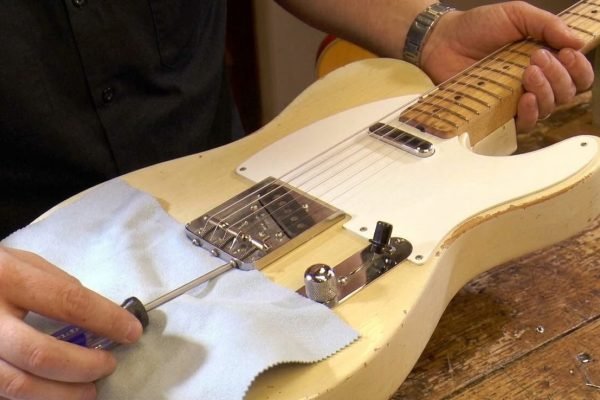 Intonation setting – Intonatie afstellen Intonation setting - Intonatie afstellen