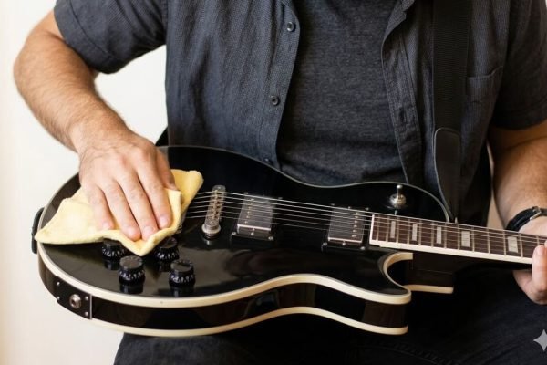 Polishing and deep cleaning guitar Polishing and deep cleaning guitar